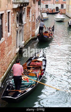 Gondole viaggiare fino ai canali di Venezia, Italia Foto Stock