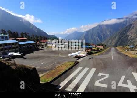 Elica aereo in fase di decollo da Lukla Tenzing Hillary aeroporto, una spettacolare pista di montagna in Himalaya, Khumbu Himal, Nep Foto Stock