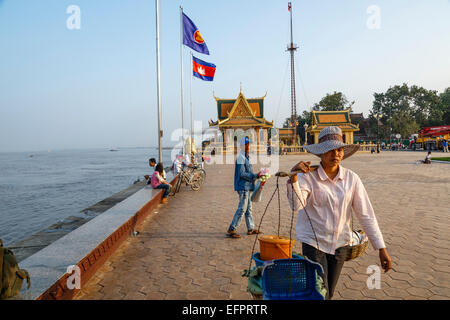 Le persone al Riverfront Promenade, Phnom Penh Cambogia. Foto Stock