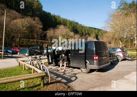 Boschi Cardinham frequentata da escursionisti, ciclisti ed escursionisti di cane vicino a Bodmin, North Cornwall. Foto Stock