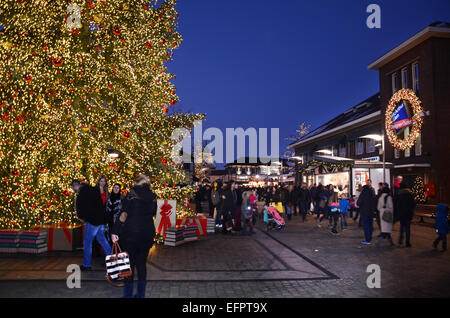 Shopping di Natale a McArthur Glen DOC, Roermond Paesi Bassi Foto Stock