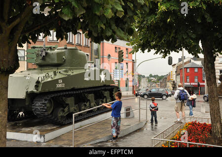 BASTOGNE, Belgio - Agosto 2010: Un Americano Sherman serbatoio della xi Divisione Corazzate ha dimostrato per il pubblico su una piazza di Bastogne Foto Stock