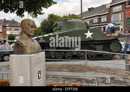 BASTOGNE, Belgio - Agosto 2010: una statua del generale McAuliffe nella parte anteriore di un carro Sherman Foto Stock