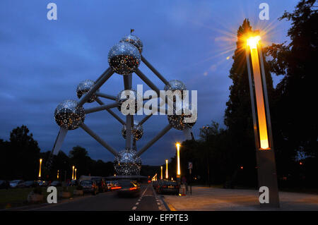 Bruxelles, Belgio - Giugno 2011: l'Atomium di notte, una celebre monumento di Bruxelles originariamente costruito per Expo 58 Foto Stock