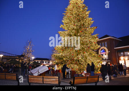 Shopping di Natale a McArthur Glen DOC, Roermond Paesi Bassi Foto Stock