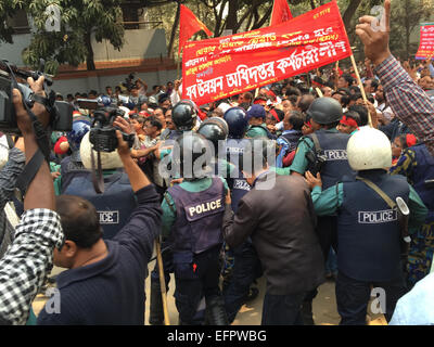 Dacca in Bangladesh. Il 9 febbraio, 2015. Manifestanti rompere attraverso un blocco di polizia a Dhaka, nel Bangladesh, Febbraio 9, 2015. Bangladesh polizia il lunedì escluso centinaia di attivisti di pro-pregiudiziale organizzazioni di partito da assediava la carica di ex-Primo Ministro Khaleda Zia. Credito: Liu Chuntao/Xinhua/Alamy Live News Foto Stock