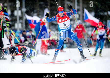 Michal Slesingr dalla Repubblica ceca (a destra) Sci e Jean Guillaume Beatrix dalla Francia (sinistra) non cade durante l'uomo 10 km inseguimento gara di Coppa del Mondo di Biathlon Event in Nove Mesto na Morave, Repubblica Ceca, Domenica, 8 febbraio 2015. (CTK foto/David Tanecek) Foto Stock