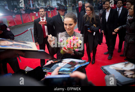 Noi attrice Natalie Portman arriva per un panel di discussione sul documentario il settimo fuoco durante il sessantacinquesimo International Festival del Cinema di Berlino, Berlinale, a Berlinalepalast a Berlino, Germania, il 07 febbraio 2015. Portman è uno dei produttori esecutivi del documentario. La Berlinale corre dal 05 febbraio al 15 febbraio 2015. Foto: Kay Nietfeld/dpa Foto Stock