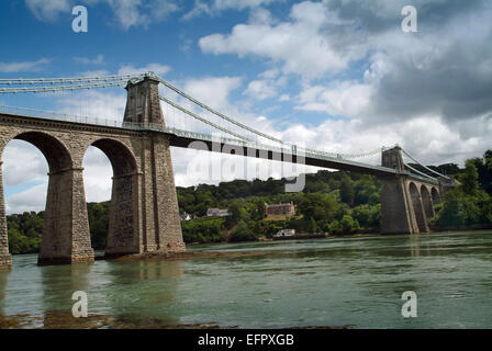 La sospensione di Menai Bridge spanning il Menai Strait dal Galles di Anglesey, la A5 road, il vecchio tragitto carovaniere a Holyhead. Foto Stock