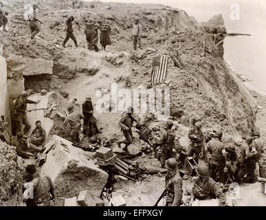 I soldati tedeschi sono acquisiti dopo l assalto sulle scogliere di Pointe du Hoc da U.S. Army Rangers durante il D-Day invasione Giugno 8, 1944 in Cricqueville en bessin, Francia Foto Stock