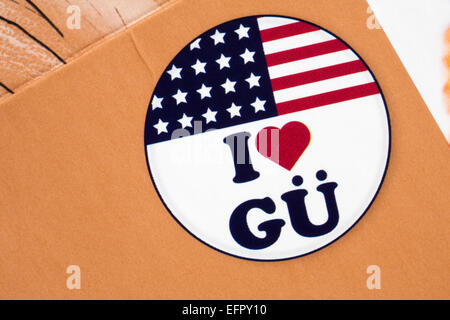 Io amo Gü badge sulla scatola di Gü 2 dopo il buio Gu York cheesecake Foto Stock