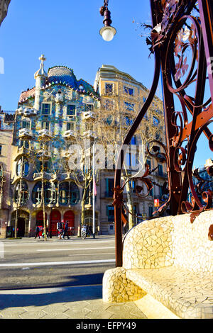 Casa Batllo progettato da Antoni Gaudí architetto. Passeig de Gracia, Barcellona, in Catalogna, Spagna Foto Stock