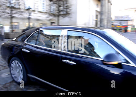 Copenhagen, Danimarca. Il 9 febbraio, 2015. H.M.la Regina Margrethe II di Danimarca departinf dal royal automobile da Christiansborg (offenlig audiens )saluto ufficiale al pubblico oggi il 8 febbraio 2015. Credito: Francesco Dean/Alamy Live News Foto Stock