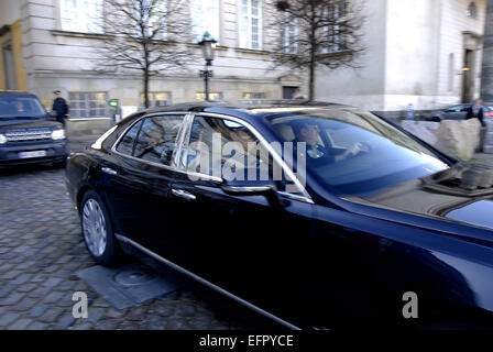 Copenhagen, Danimarca. Il 9 febbraio, 2015. H.M.la Regina Margrethe II di Danimarca departinf dal royal automobile da Christiansborg (offenlig audiens )saluto ufficiale al pubblico oggi il 8 febbraio 2015. Credito: Francesco Dean/Alamy Live News Foto Stock