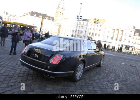 Copenhagen, Danimarca. Il 9 febbraio, 2015. H.M.la Regina Margrethe II di Danimarca departinf dal royal automobile da Christiansborg (offenlig audiens )saluto ufficiale al pubblico oggi il 8 febbraio 2015. Credito: Francesco Dean/Alamy Live News Foto Stock