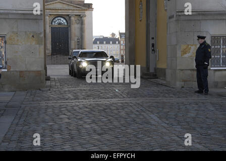 Copenhagen, Danimarca. Il 9 febbraio, 2015. H.M.la Regina Margrethe II di Danimarca departinf dal royal automobile da Christiansborg (offenlig audiens )saluto ufficiale al pubblico oggi il 8 febbraio 2015. Credito: Francesco Dean/Alamy Live News Foto Stock