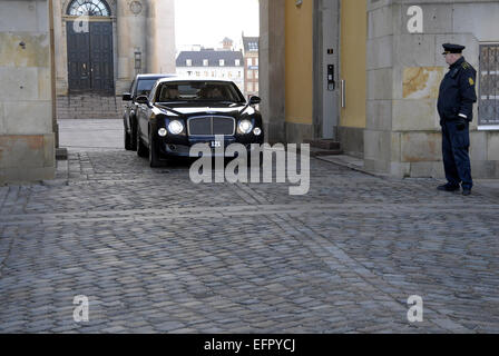 Copenhagen, Danimarca. Il 9 febbraio, 2015. H.M.la Regina Margrethe II di Danimarca departinf dal royal automobile da Christiansborg (offenlig audiens )saluto ufficiale al pubblico oggi il 8 febbraio 2015. Credito: Francesco Dean/Alamy Live News Foto Stock