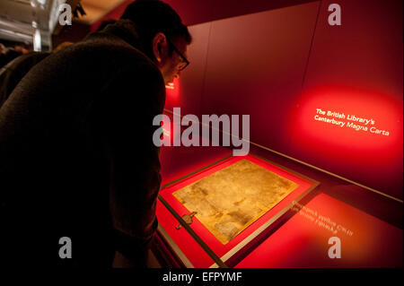 British Library Magna Charta unificazione. Celebrando l'ottocentesimo anniversario della Magna Carta contrassegnati dalla visualizzazione del 4 documenti originali insieme per la prima volta. Le copie sono da Salisbury, Lincoln cattedrali e la British Library. 1215 persone hanno partecipato alla giornata tracciata dal voto di 45000 da tutto il mondo. La Magna Charta è ancora visto come un enorme documento significativo che sancisca il diritto come sovrano e quindi proteggendo contro la tirannia dei governanti e mob regola. Questo evento viene prima di seguire le mostre in primavera guardando l eredità della Magna Carta compreso il suo infl Foto Stock