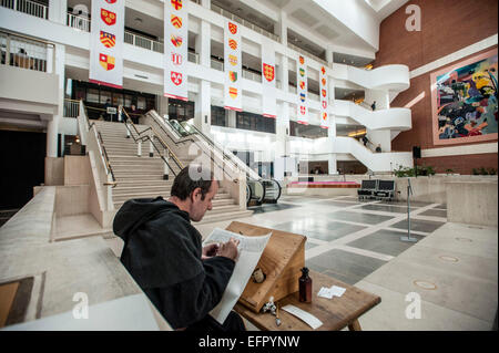 British Library Magna Charta unificazione. Celebrando l'ottocentesimo anniversario della Magna Carta contrassegnati dalla visualizzazione del 4 documenti originali insieme per la prima volta. Le copie sono da Salisbury, Lincoln cattedrali e la British Library. 1215 persone hanno partecipato alla giornata tracciata dal voto di 45000 da tutto il mondo. La Magna Charta è ancora visto come un enorme documento significativo che sancisca il diritto come sovrano e quindi proteggendo contro la tirannia dei governanti e mob regola. Questo evento viene prima di seguire le mostre in primavera guardando l eredità della Magna Carta compreso il suo infl Foto Stock