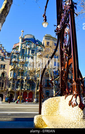 Casa Batllo progettato da Antoni Gaudí architetto. Passeig de Gracia, Barcellona, in Catalogna, Spagna Foto Stock