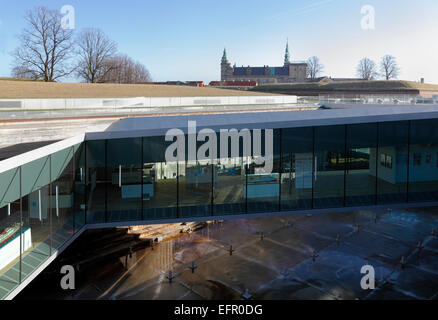 Museo Marittimo della Danimarca, M/S Museet per Søfart, Elsinore / Helsingør, Danimarca. L'architetto Bjarke Ingels Group BIG. Castello Kronborg in background Foto Stock