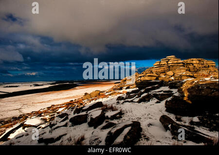 Roughtor o ruvida Tor nella neve su Bodmin Moor, North Cornwall. Foto Stock