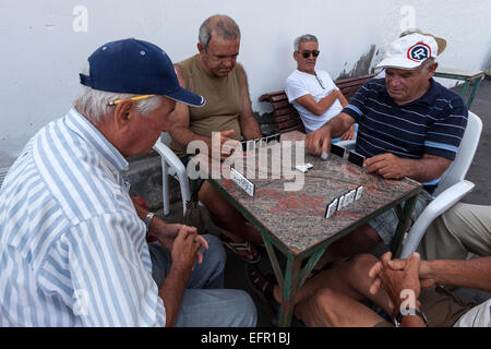 Gli uomini gioca domino, Vueltas, Valle Gran Rey, La Gomera, isole Canarie, Spagna Foto Stock