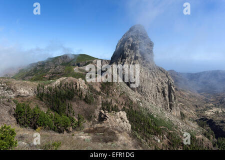 La vista dal Mirador de Roque Agando sul Roque de Agando, La Gomera, isole Canarie, Spagna Foto Stock