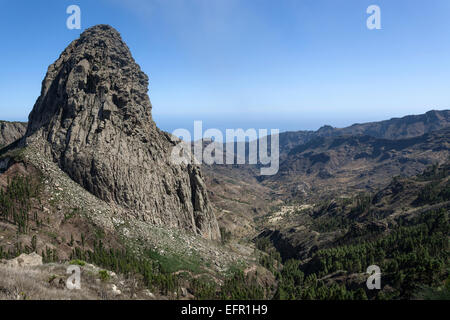 La vista dal Mirador de Roque Agando sul Roque de Agando, La Gomera, isole Canarie, Spagna Foto Stock