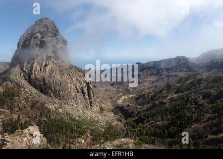 La vista dal Mirador de Roque Agando sul Roque de Agando, La Gomera, isole Canarie, Spagna Foto Stock