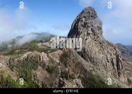 La vista dal Mirador de Roque Agando sul Roque de Agando, La Gomera, isole Canarie, Spagna Foto Stock