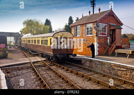 Un ex-GWR 'Autocoach' arriva alla stazione di Williton sulla West Somerset Railway e scambi gettoni con il segnalatore, REGNO UNITO Foto Stock