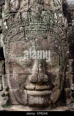 Faccia di Buddha scolpita nella pietra presso il tempio Bayon, Angkor Thom, Angkor, Cambogia. Foto Stock