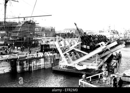 AJAXNETPHOTO. 8° dicembre, 1982. PORTSMOUTH,Inghilterra. - TUDOR nave da guerra torna a casa - I resti di Enrico VIII TUDOR WARSHIP MARY ROSE recuperato dal SOLENT fondale su 12/10/82,entra nel vecchio nr.3 DOCK A PORTSMOUTH DOCKYARD dove sarà una base permanente. NELSON nave ammiraglia HMS Victory è nell'adiacente nr.2.DOCK. Foto:SIMON Barnett/AJAX REF:821208 03 Foto Stock