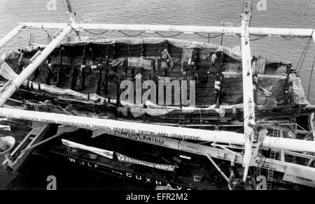 AJAXNETPHOTO. 8° dicembre, 1982. PORTSMOUTH,Inghilterra. - TUDOR nave da guerra torna a casa - I resti di Enrico VIII TUDOR WARSHIP MARY ROSE recuperato dal SOLENT fondale su 12/10/82,entra nel vecchio nr.3 DOCK A PORTSMOUTH DOCKYARD dove sarà una base permanente. Foto:SIMON Barnett/AJAX REF:821208 06 Foto Stock