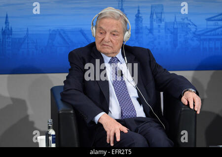 Monaco di Baviera, Germania. 7 febbraio, 2015. Investitore George Soros assiste la cinquantunesima in occasione della conferenza di Monaco sulla sicurezza a Monaco di Baviera, Germania, il 7 febbraio 2015. Foto: Andreas Gebert/dpa/Alamy Live News Foto Stock