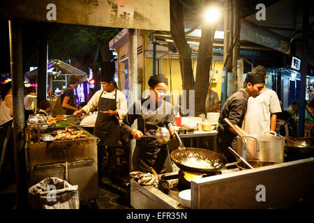 Stallo alimentare presso il pub Street, Siem Reap, Cambogia. Foto Stock