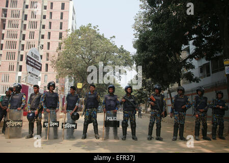 Dacca in Bangladesh. Il 9 febbraio, 2015. Sicurezza del Bangladesh funzionari posizionarsi al di fuori del Bangladesh Partito Nazionalista (BNP) del Presidente Gulshan ufficio durante una manifestazione contro il costante su tutto il territorio nazionale blocco e strike chiamato dall'opposizione a Dhaka, nel Bangladesh, lunedì 9 febbraio, 2015 © Suvra Kanti Das/ZUMA filo/ZUMAPRESS.com/Alamy Live News Foto Stock