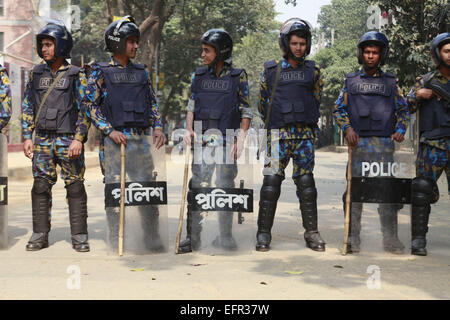 Dacca in Bangladesh. Il 9 febbraio, 2015. Sicurezza del Bangladesh funzionari posizionarsi al di fuori del Bangladesh Partito Nazionalista (BNP) del Presidente Gulshan ufficio durante una manifestazione contro il costante su tutto il territorio nazionale blocco e strike chiamato dall'opposizione a Dhaka, nel Bangladesh, lunedì 9 febbraio, 2015 © Suvra Kanti Das/ZUMA filo/ZUMAPRESS.com/Alamy Live News Foto Stock