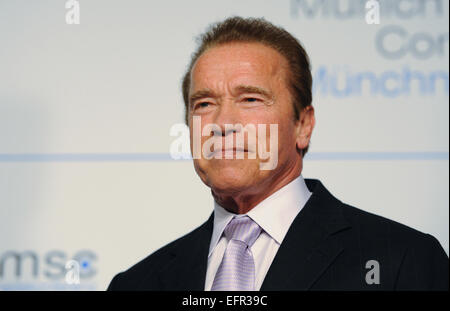 Monaco di Baviera, Germania. 7 febbraio, 2015. Attore ed ex governatore della California Arnold Schwarzenegger assiste la cinquantunesima in occasione della conferenza di Monaco sulla sicurezza a Monaco di Baviera, Germania, il 7 febbraio 2015. Foto: Andreas Gebert/dpa/Alamy Live News Foto Stock