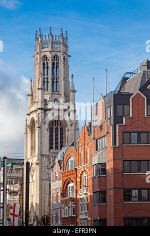 City of London guardando ad ovest lungo Fleet Street, con la chiesa di St Dunstan-in-the-West prominente Foto Stock