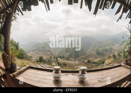 Doppio caffè in stile vietnamita vista panorama nel cafè locale terrazza. Foto Stock