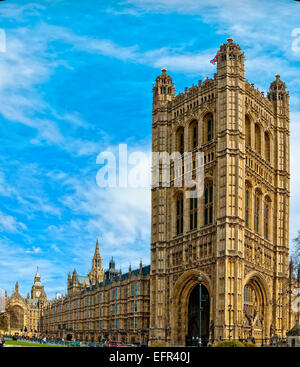 London, Regno Unito - 14 Aprile 2013: esterno del Palazzo di Westminster, casa della House of Commons e House of Lords con il Big Ben Foto Stock