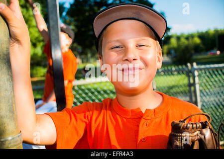 Ritratto di giovane maschio giocatore di baseball Foto Stock