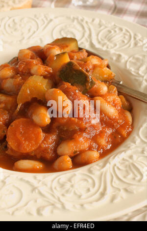 Toscana zuppa di fagioli fatta con fagioli cannellini, zucchine e pomodori Foto Stock