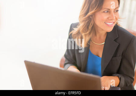 Donna con notebook Foto Stock