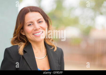 Donna sorridente Foto Stock