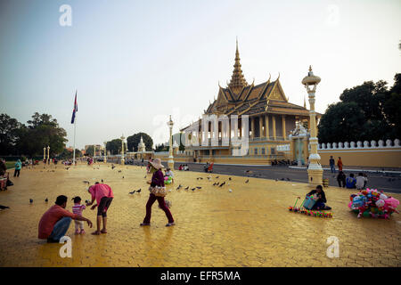 La gente in una piazza di fronte al Palazzo Reale di Phnom Penh Cambogia. Foto Stock