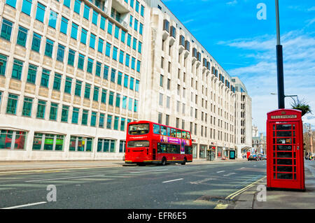 London, Regno Unito - 14 Aprile 2013: British icone telefono rosso booth e bus rosso lungo il Victoria Street, Westminster, London. Foto Stock