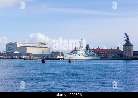 La guerra fredda frigate PEDER SKRAM presso l'ex Holmen base navale. Copenaghen, Danimarca Foto Stock